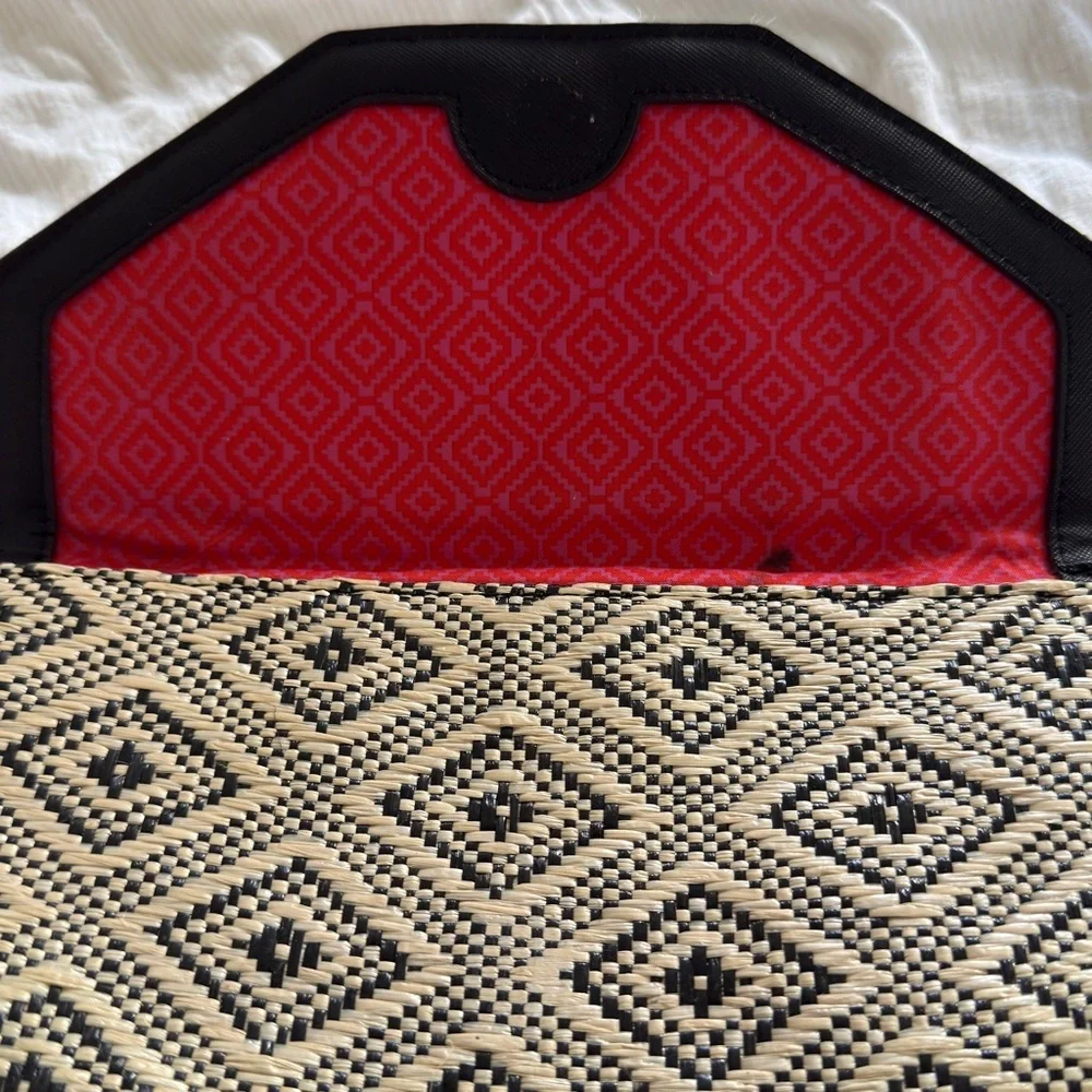 Women’s Stella & Dot Woven Raffia Clutch Purse- Black & Tan Geometric pattern.